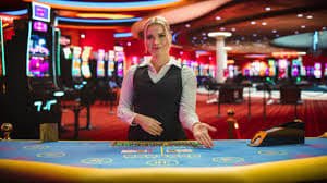 Ruang live casino dengan dealer dan pemain berinteraksi secara real time