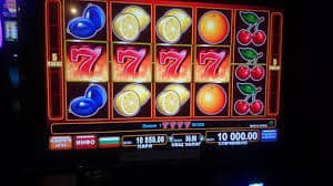 Dealer kasino live sedang membagikan kartu dalam permainan yang interaktif